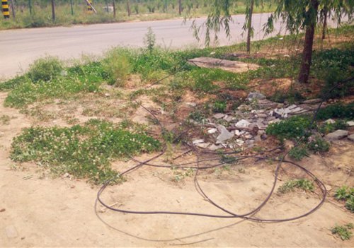 記者前往現(xiàn)場采訪時(shí)，落地電纜仍未修正