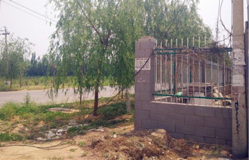 記者前往現(xiàn)場采訪時(shí)，落地電纜仍未修正